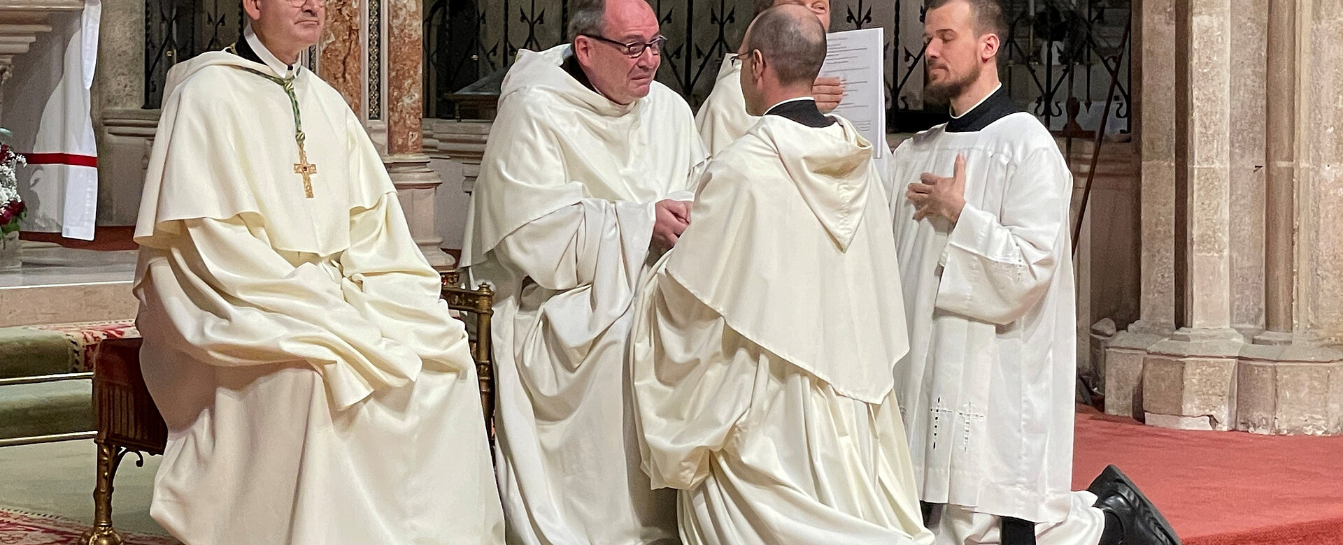 Pater Simeon Wester beim Treueversprechen der Mönche in Stift Heiligenkreuz. 