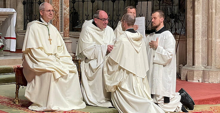 Pater Simeon Wester beim Treueversprechen der Mönche im Stift Heiligenkreuz. 