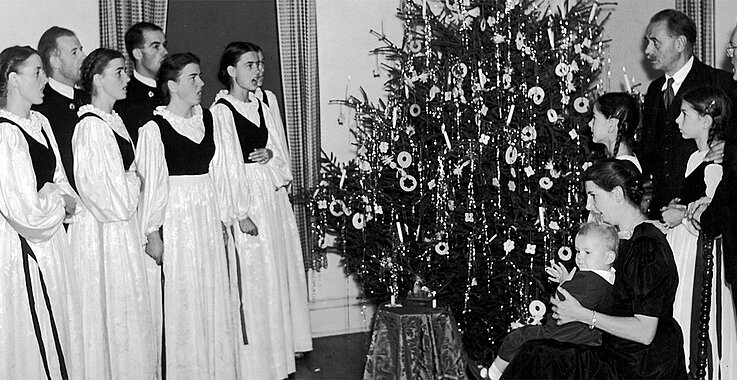 Trapp-Familie singt vor Christbaum