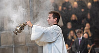 Im Gottesdienst: ein wohlduftendes Beweihräuchern.