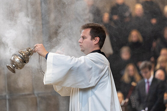 Im Gottesdienst: ein wohlduftendes Beweihräuchern.