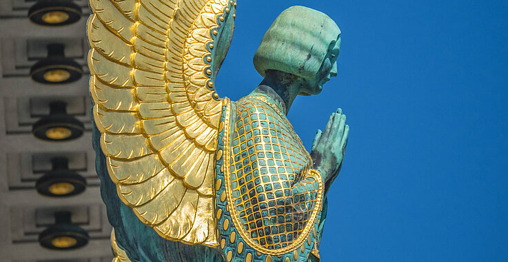 Die Engel an der Fassade der Otto Wagner Kirche von Othmar Schimkowitz wachen in goldenen Jugendstil-Details über den Eingang.