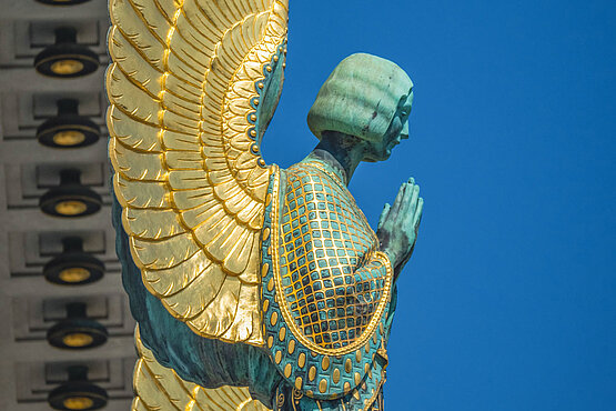 Die Engel an der Fassade der Otto Wagner Kirche von Othmar Schimkowitz wachen in goldenen Jugendstil-Details über den Eingang.