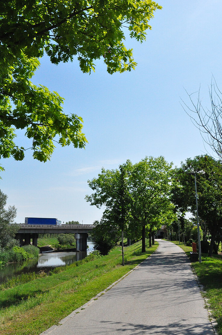 Die ersten Kilometer des Weges geht es ganz idyllisch entlang der Schwechat. 