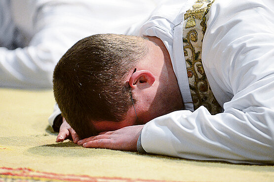 ei der Priesterweihe liegt der Kandidat auf dem Boden.