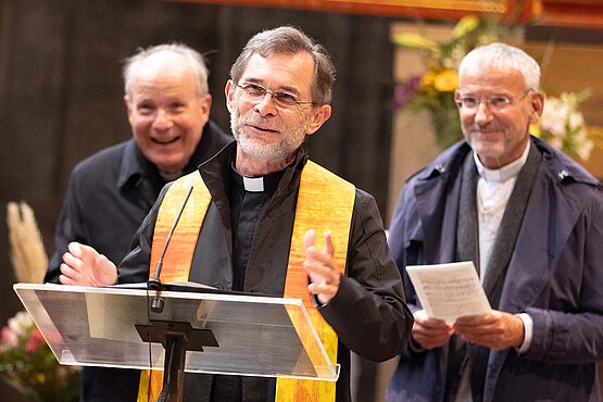 Josef Grünwidl beim Gebet mit und für den neu ernannten Erzbischof im Dom.