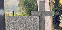 Leerer Grabstein und Kreuz