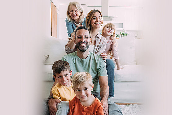 Familie mit vier Kindern
