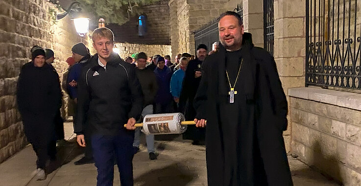 Abmarsch an der Dormitio-Basilika Richtung Bethlehem zu Weihnachten. 