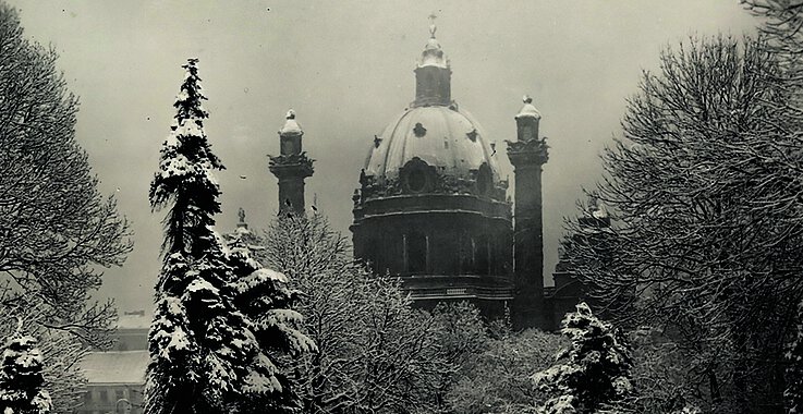 Winter in Wien: Die Karlskirche im Schnee.