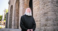 In die Abteikirche des Benediktinerklosters Münsterschwarzach zieht sich Pater Anselm Grün gerne zum Gebet zurück. Er empfiehlt jedem täglich eine kleine Auszeit: „Dann haben wir eine Zeit, in der wir spüren: Ich lebe – und ich lasse mir meine Zeit nicht fremdbestimmen.“