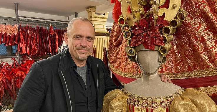 Gery Keszler mit einem Kostüm des Life Balls.