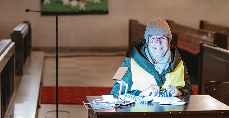 Gabriele hat zehn Jahre lang ihren Vater gepflegt und pflegt derzeit ihren Mann. Bei der Le+O-Aktion ist sie die Frau bei der Registrierung. Die Lampe bringt sie selbst mit, damit sie den Überblick behält.