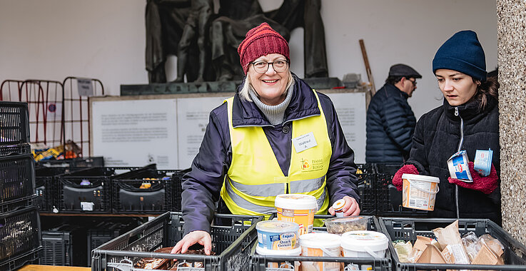 Waltraut übersetzt geduldig alle Fragen auf Russisch. So kann sie mit vielen Flüchtlingen aus der Ukraine sprechen und ihnen helfen. Beim Sortieren der Lebensmittel in die vorbereiteten Kisten hat sie viel Übung.
