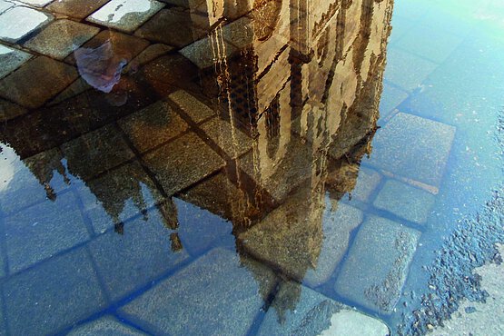 Der Steffl in der Wasserspiegelung. 