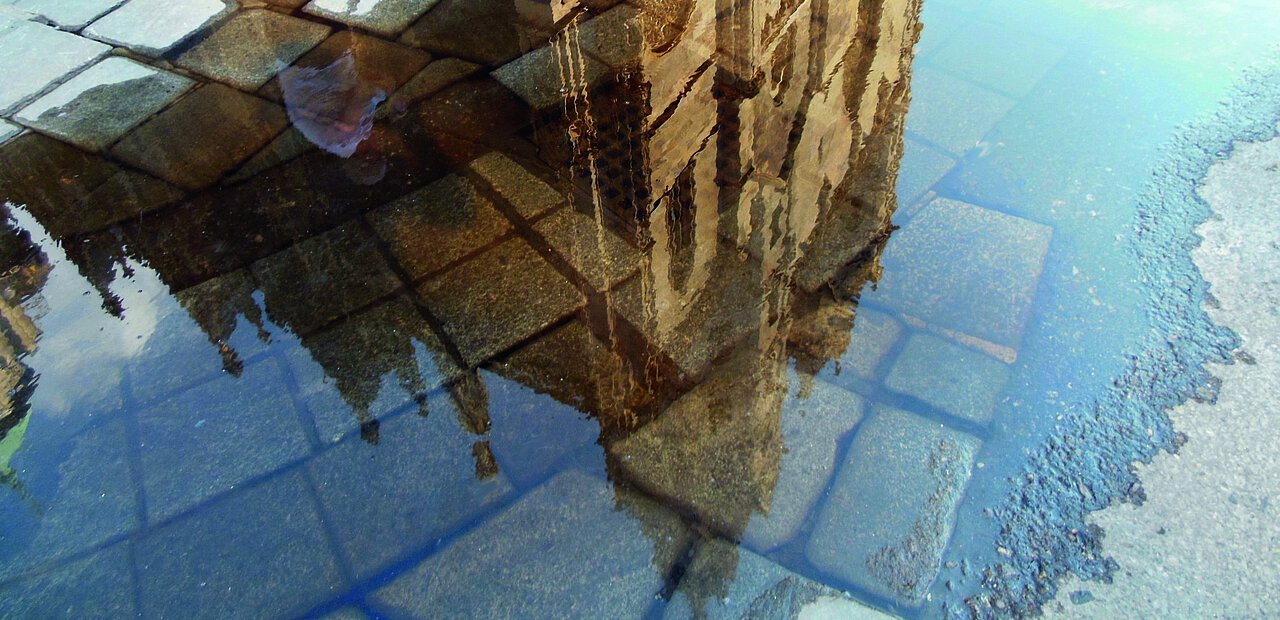 Der Steffl in der Wasserspiegelung.