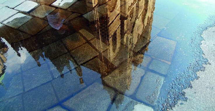 Der Steffl in der Wasserspiegelung. 