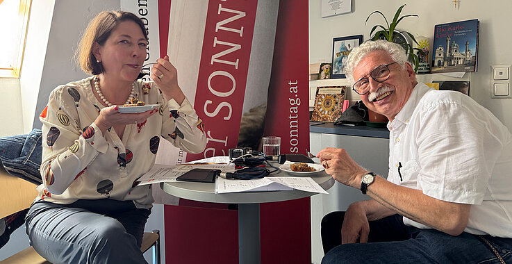 Charmanter Amateur, was die Musik betrifft: Eduard Strauss genießt einen andalusischen Apfelkuchen.