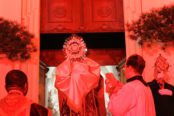 Die liturgische Farbe Rot steht für Blut und Feuer. 