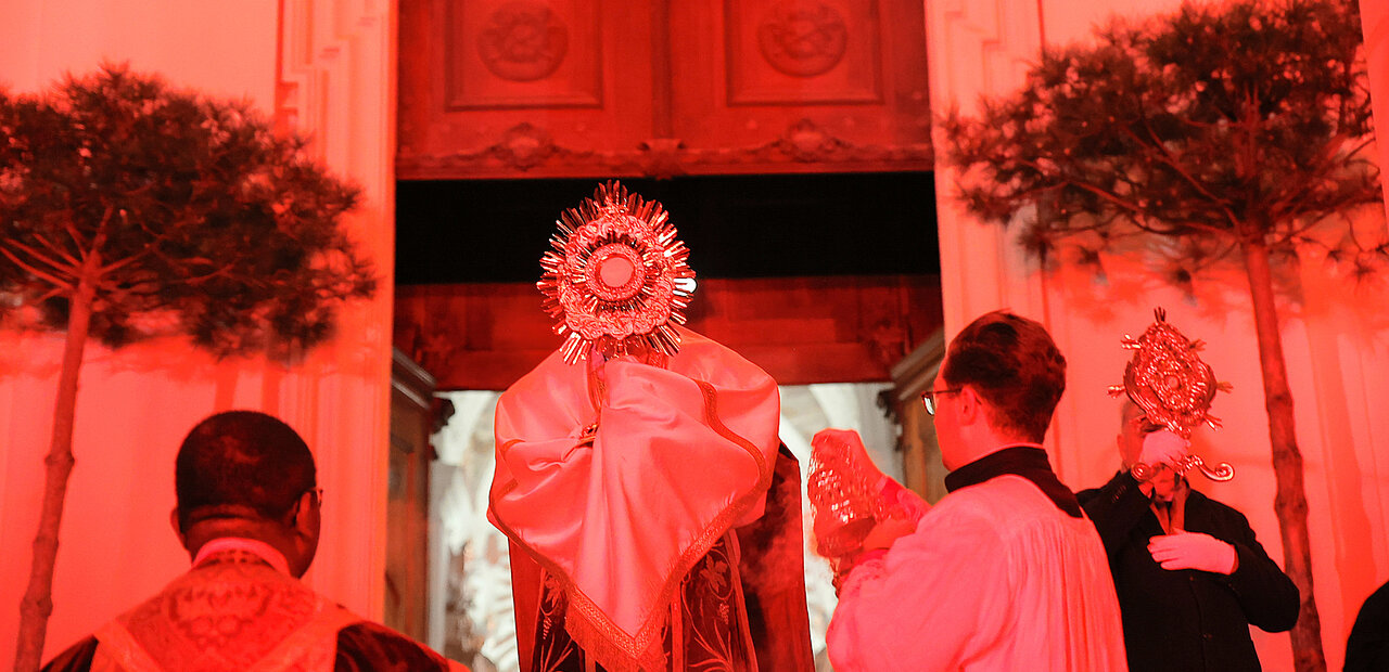 Die liturgische Farbe Rot steht für Blut und Feuer. 