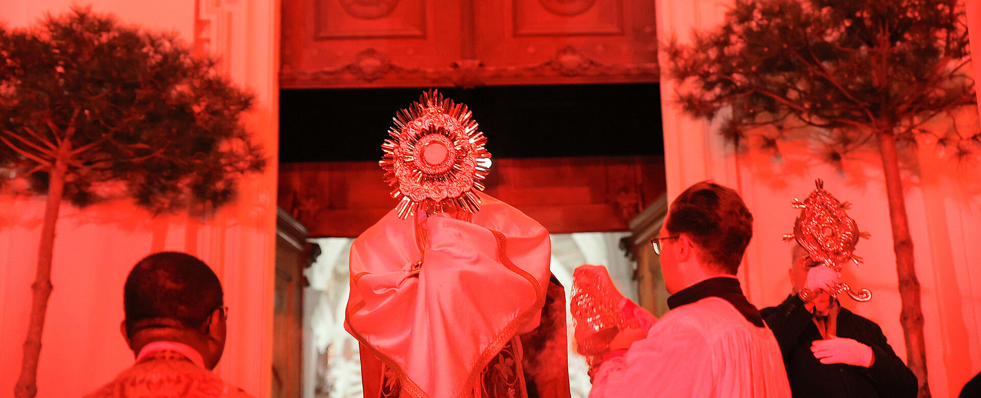 Die liturgische Farbe Rot steht für Blut und Feuer. 