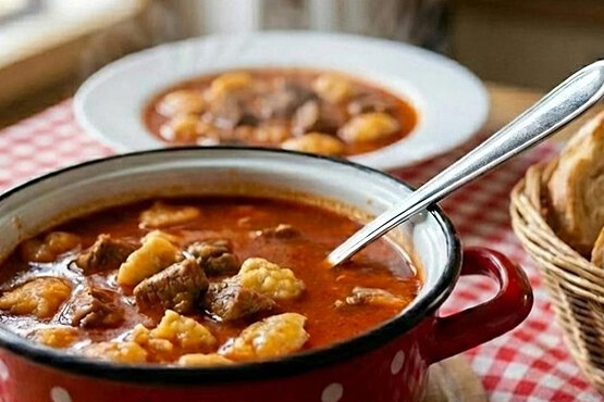 Der Slawonische Čobanac ist ein köstlicher kroatischer Fleischeintopf. 