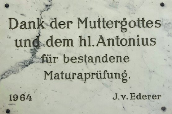 Dem heiligen Antonius dankt man mit einer Votivtafel.