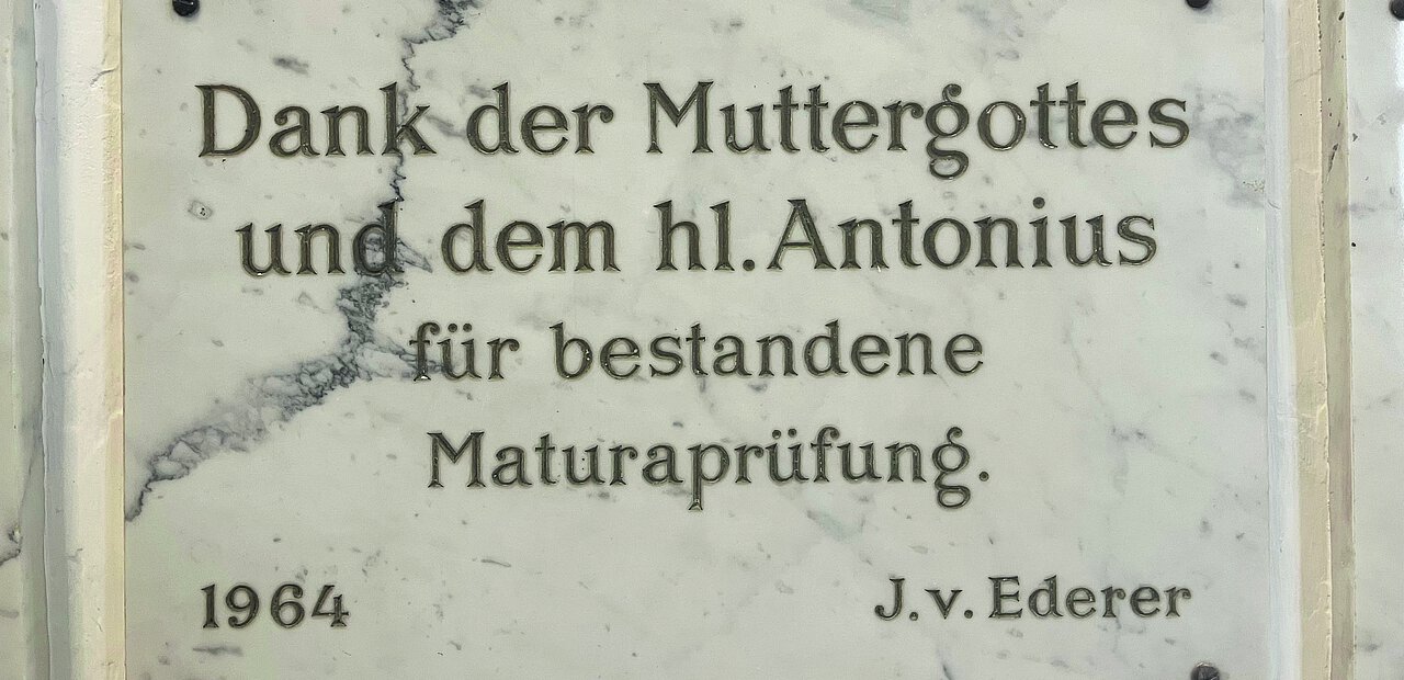 Dem heiligen Antonius dankt man mit einer Votivtafel.