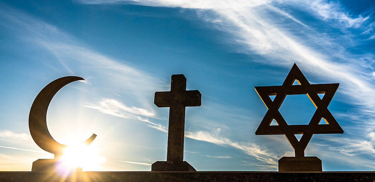Es war schon einmal so in Österreich, dass Menschen wegen ihres Glaubensbekenntnisses verfolgt wurden. Und das tolerieren wir als Gläubige sicher nicht wieder, egal welcher Religion gegenüber! 