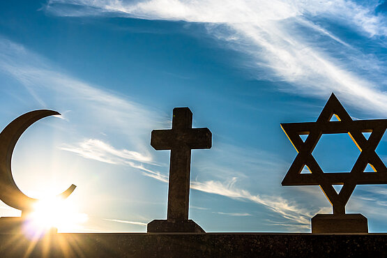 Es war schon einmal so in Österreich, dass Menschen wegen ihres Glaubensbekenntnisses verfolgt wurden. Und das tolerieren wir als Gläubige sicher nicht wieder, egal welcher Religion gegenüber! 