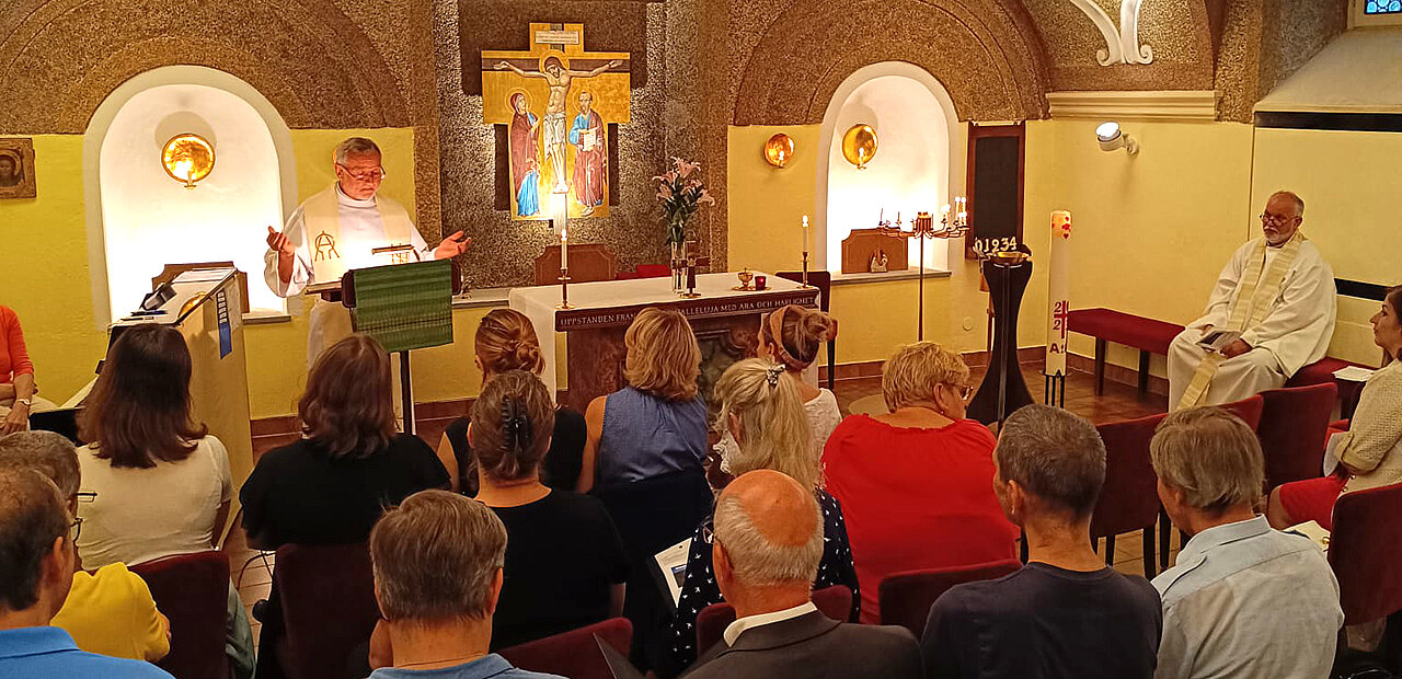 Gebet in der Schwedischen Kirche Währing