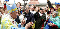 Papst Benedikt XVI. in Mariazell mit einer Schar von Pilgern