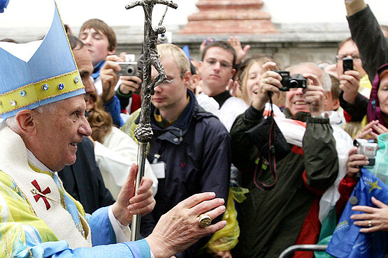 Papst Benedikt XVI. in Mariazell mit einer Schar von Pilgern