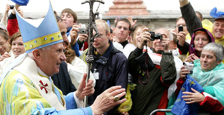 Papst Benedikt XVI. in Mariazell mit einer Schar von Pilgern