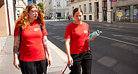 Die Sozialarbeiterinnen Tatjana Wolf und Sabine Hanauer sind im Sommer öfter in Wien unterwegs, um obdachlose Menschen mit Wasser, Kappen und Sonnenschutz zu versorgen. 