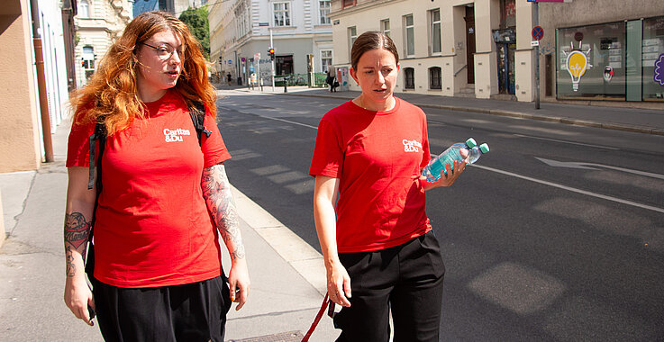 Die Sozialarbeiterinnen Tatjana Wolf und Sabine Hanauer sind im Sommer öfter in Wien unterwegs, um obdachlose Menschen mit Wasser, Kappen und Sonnenschutz zu versorgen. 