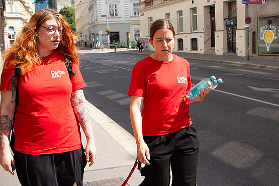 Die Sozialarbeiterinnen Tatjana Wolf und Sabine Hanauer sind im Sommer öfter in Wien unterwegs, um obdachlose Menschen mit Wasser, Kappen und Sonnenschutz zu versorgen. 