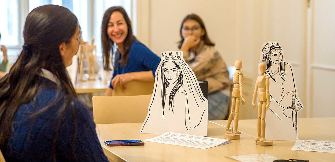 Junge Frauen beim Zeichenworkshop Bibelpfad