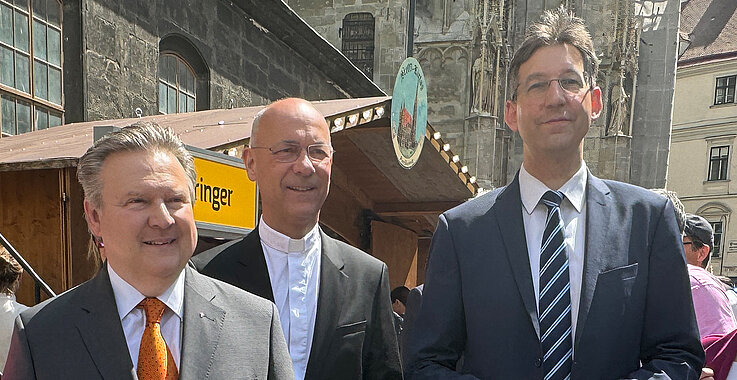 Wiens Bürgermeister Michael Ludwig (SPÖ), Dompfarrer Toni Faber und Markus Figl, Bezirksvorsteher des 1. Bezirkes bei der Eröffnung des Stefflkirtags.