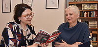 Sophie Lauringer und Elisabeth Birnbaum lesen ein Buch.