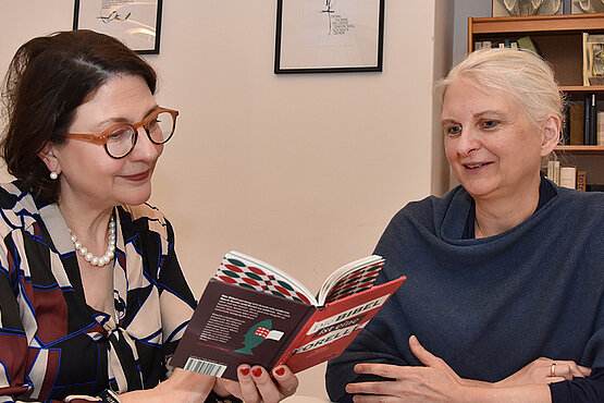 Sophie Lauringer und Elisabeth Birnbaum lesen ein Buch.