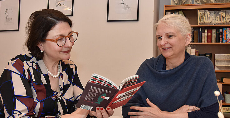 Sophie Lauringer und Elisabeth Birnbaum lesen ein Buch.