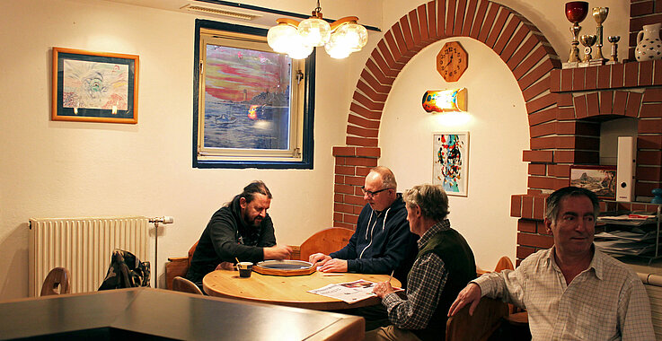 Im Saftbeisl der Emmausgemeinschaft in der Herzogenburgerstraße verbringen die Gäste Freizeit bei Spiel und Unterhaltung.  