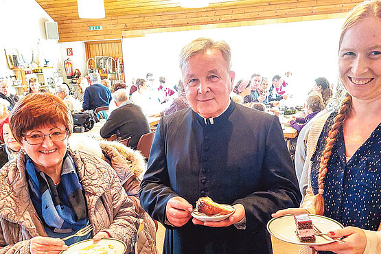 Zusammen die Zeit mit Kaffee und Kuchen genießen.