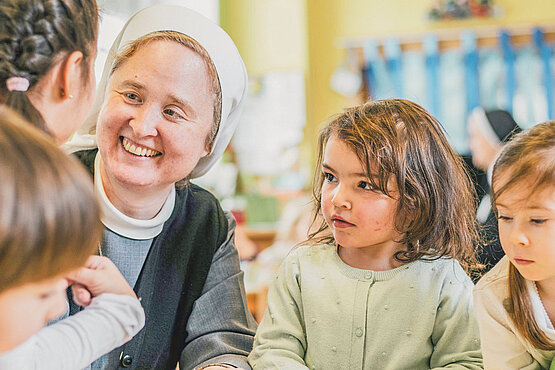 Eine Ordensfrau mit Kindern