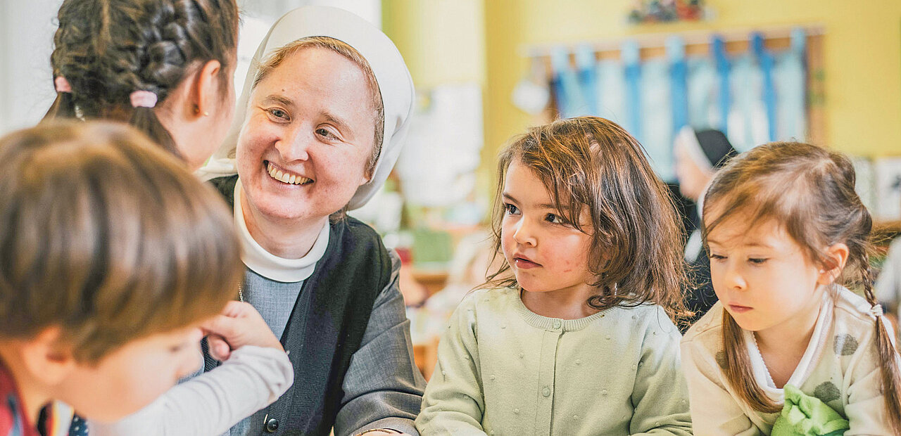 Eine Ordensfrau mit Kindern