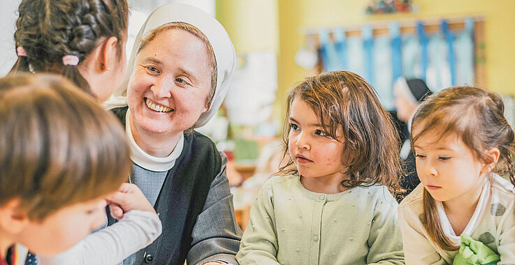 Eine Ordensfrau mit Kindern