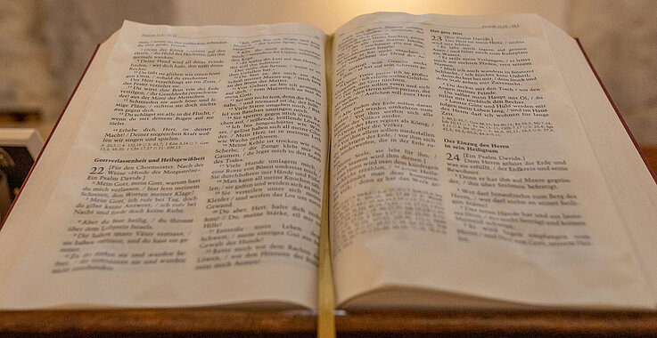 DIe Bibel ist für Hedwig Ücker-Geischläger ein Lebensbegleiter.
