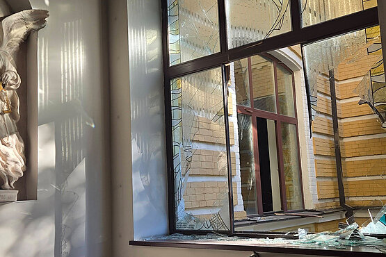 Ein Raketentreffer auf das Nachbarhaus schlug im Kiewer Dominikanerkloster Fenster und Türen aus. Auch die Buntglasfenster in der Kapelle waren betroffen. 