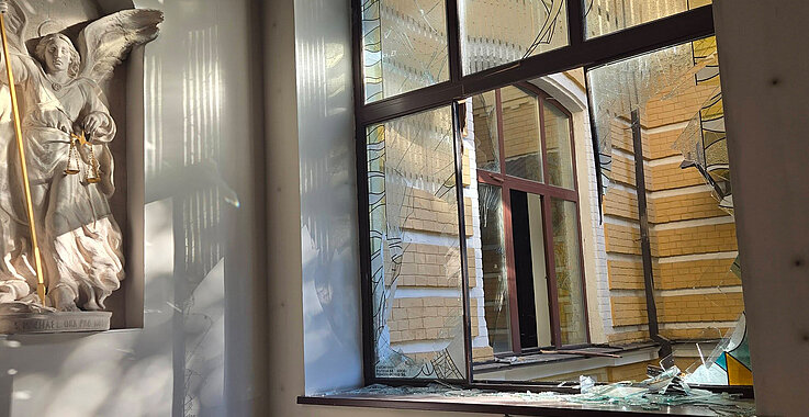 Ein Raketentreffer auf das Nachbarhaus schlug im Kiewer Dominikanerkloster Fenster und Türen aus. Auch die Buntglasfenster in der Kapelle waren betroffen. 